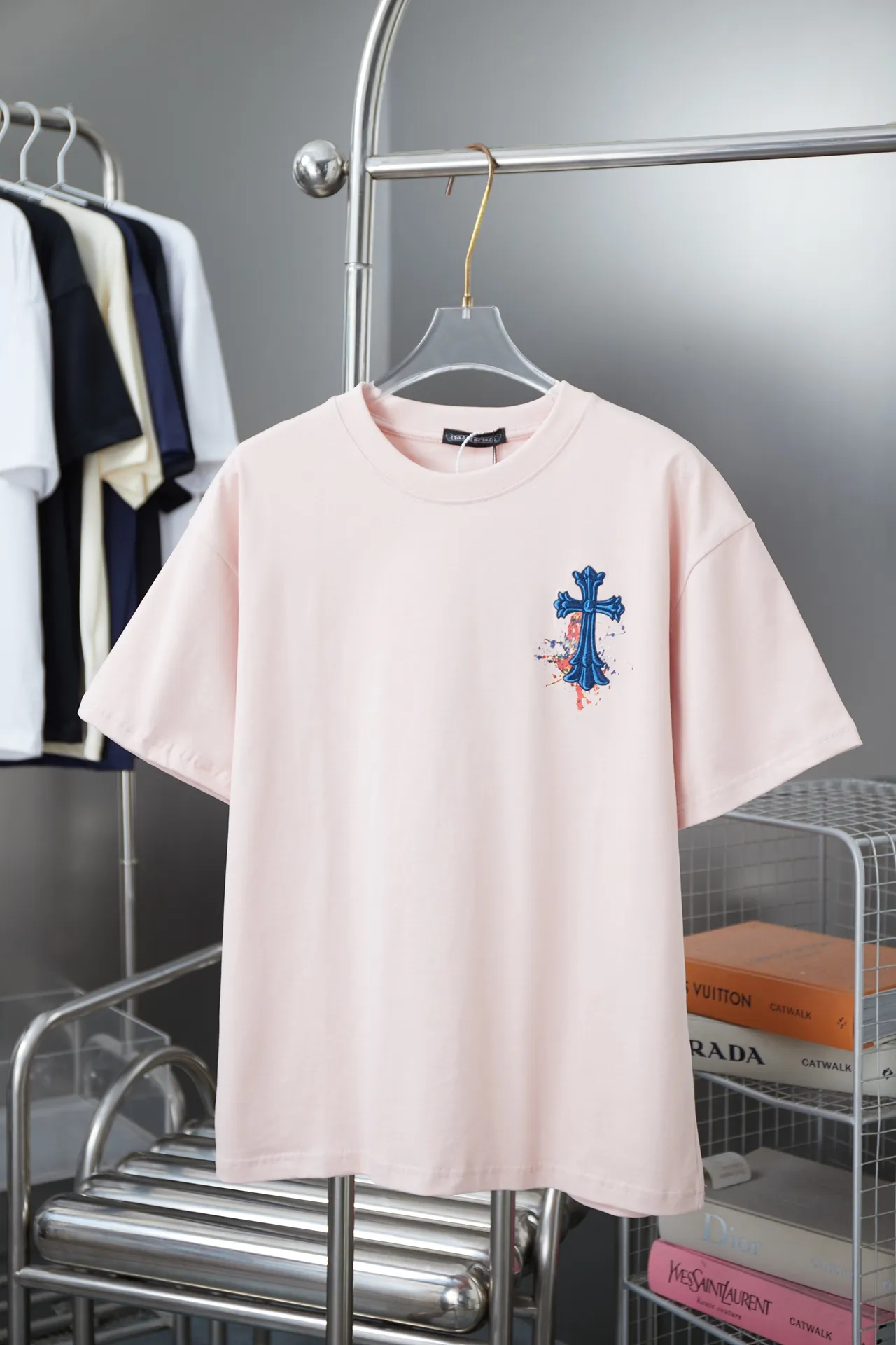 🅿️200 Ch*ome Hearte 25SS early spring new style Contrast color embroidery Crow heart cross short sleeve Light luxury essential item for daily commuting for men and women Correct version Welcome to compare Detailed features · 320g 100% pure cotton double yarn jersey fabric · Custom dyed in the same cylinder, special thickened 32 pieces double-strand 1X1 thread · Imported Tajima machine embroidery tatami embroidery · Digital direct printing logo pattern · Double-needle stitching and cross-seam technology · Original main mark, washed tag, brand moisture-proof paper packaging Color: black/white/pink Size: S/M/L/XL